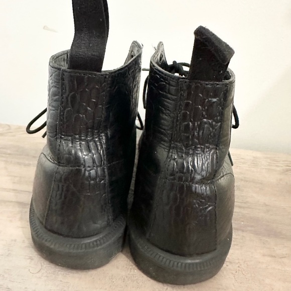 Dr. Martens Women's Emmeline 5-Eyelets Ankle Boot Black Vibrance Croco US 8 - Picture 8 of 9